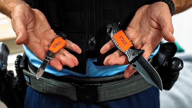 Sichergestellte Messer: Nach Stuttgart ist seit 2023 auch in Mannheim das Mitführen von Waffen in bestimmten Zonen verboten
