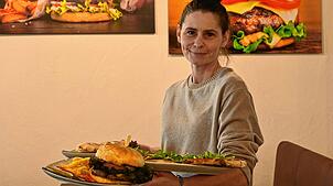 Mitarbeiterin Sabrina Harder serviert im Burger-Bistro im Zeughaus. Sie ist eine von sechs Mitarbeitern im Lokal.