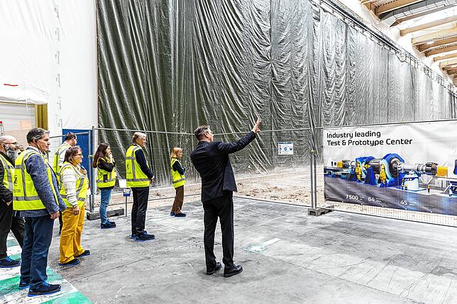 Eine Werkshalle bei ZF in Lommel wird für den Aufbau eines neuen Prüf- und Teststandes vorbereitet. Felix Henseler von ZF Wind Power ...