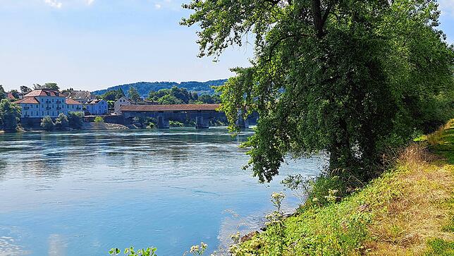 Der Holzbrücke, die Bad Säckingen über den Rhein mit der Schweiz verbindet, ist ein Wahrzeichen der Stadt.