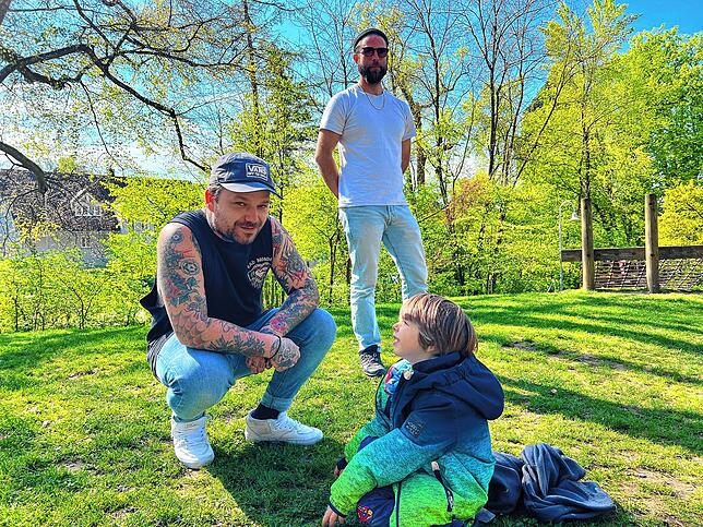 Sascha Zoch unterhält sich mit Bene im Garten des Kinderhauses am Salzberg. Er hat ein offenes Ohr für die Probleme der Kleinen. Auch ...