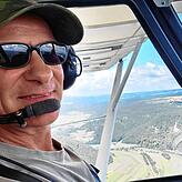 Hubert Karl mit Headset im Cockpit.