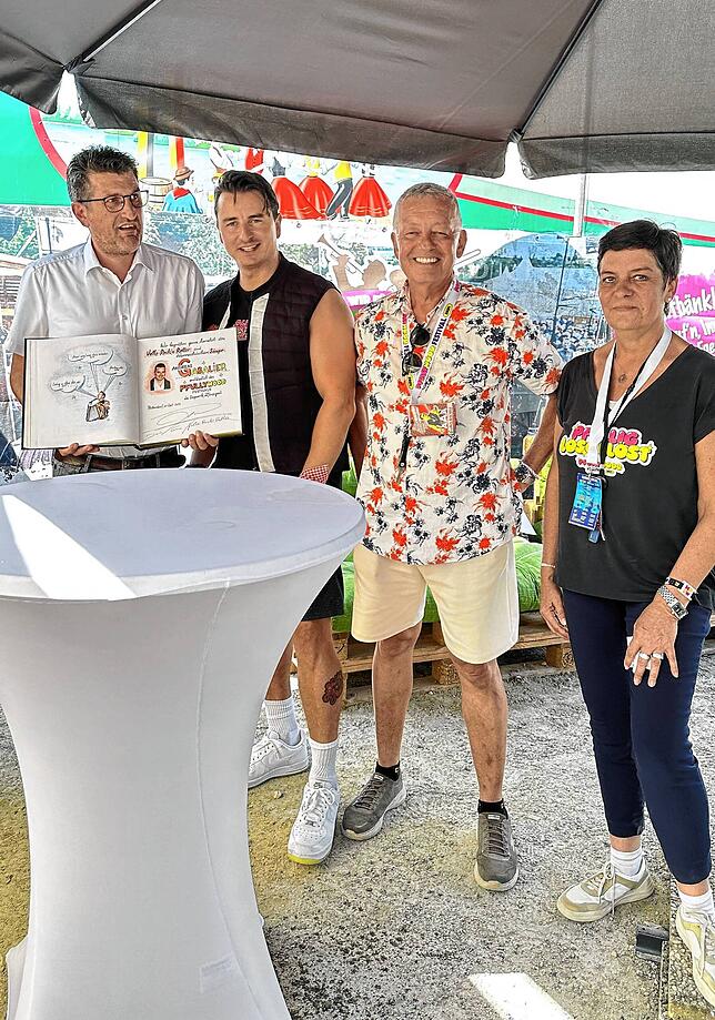 Bürgermeister Ralph Gerster (links) freut sich mit Ewald und Manuela Restle über den Eintrag von Andreas Gabalier (2. von links) ins ...