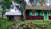 Eine weiße Plane bedeckt seit Jahren den kaputten Schuppen eines Anbaus des Schneiderhauses. Bild: Sebastian Barthmes