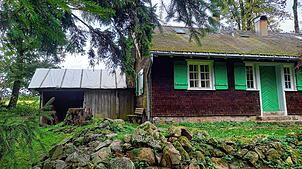 Eine weiße Plane bedeckt seit Jahren den kaputten Schuppen eines Anbaus des Schneiderhauses. Bild: Sebastian Barthmes