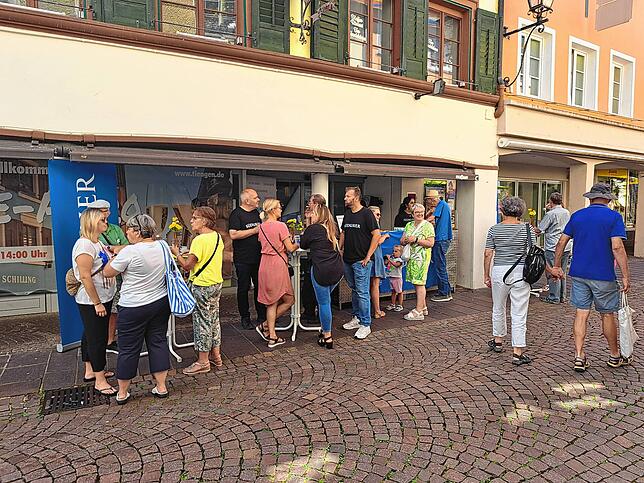 Bild 2: Gute Gespräche und Erfrischendes: SÜDKURIER bewirtet beim Städtle-Apéro in Tiengen