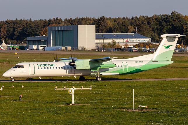 Die Bombardier Dash-8 Q400 wird von einer norwegischen Regionalfluglinie für Charterflüge eingesetzt.