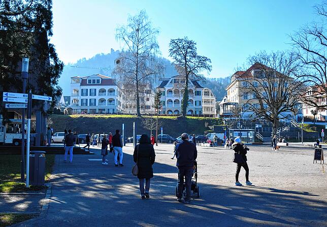 Bild 13: Reinfahren, suchen, scheitern, rausfahren: Massenweise Autos auf der Umleitung in Bodman und eine halbe Völkerwanderung vom Weilerkapellen-Parkplatz zum See