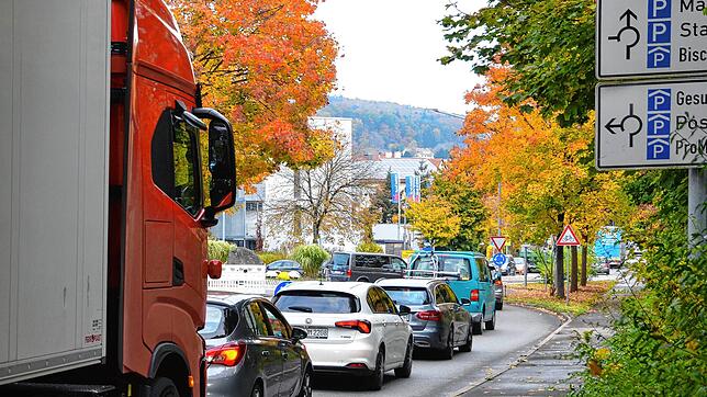Seit Jahren quält sich zu Stoßzeiten oder im Falle von Baustellen an der Bundesstraße der Verkehr durch die Markdorfer ...