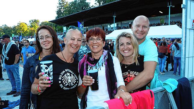 Bild 25: Die Toten Hosen geben sich in Konstanz die Ehre. Fotos aus dem ausverkauften Stadion