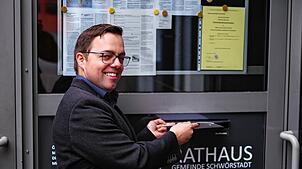 Fabio Jensich will Bürgermeister von Schwörstadt werden. Hier wirft der Kämmerer der Gemeinde seine Bewerbungsunterlagen in den ...