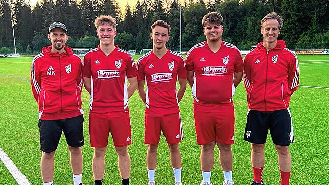 Hinterzartener Neuzugänge mit dem neuen Trainer-Duo (von links): Mike Ketterer (Trainer), Patrick Zähringer, Lukas Birkle, Bogdan Veres, ...