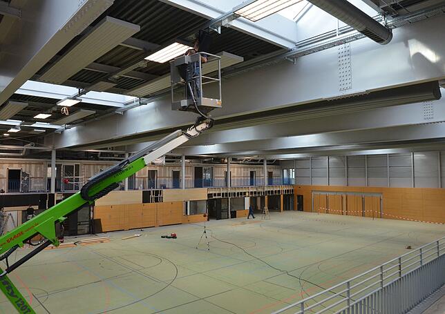 LED-Leuchten und kleinere Heizstrahler wurden an das Hallendach montiert.