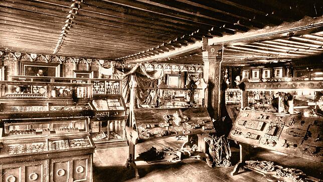 Der Charme einer Rumpelkammer: Blick in den Zunftsaal um 1900.