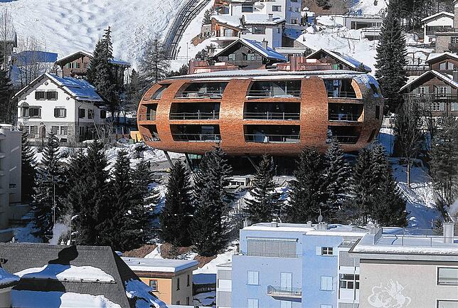Das Chesa Futura im Schweizer Nobel-Skiort St. Moritz – von Stararchitekt Norman Foster geplant, gebaut von der Zimmerei aus Bannholz.