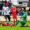 Ibrahima Diakité erzielt in dieser Szene das 2:1 für den FC 08 Villingen. Torwart Marvin Geng vom Bahlinger SC hat keine Chance, den ...