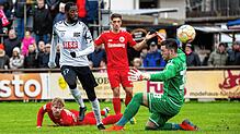 Ibrahima Diakité erzielt in dieser Szene das 2:1 für den FC 08 Villingen. Torwart Marvin Geng vom Bahlinger SC hat keine Chance, den ...