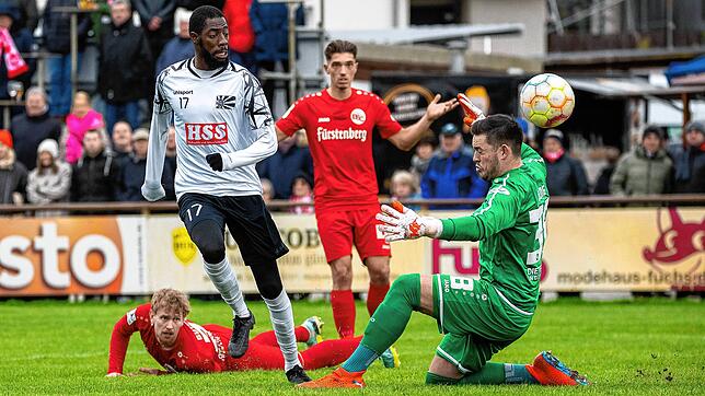 Ibrahima Diakité erzielt in dieser Szene das 2:1 für den FC 08 Villingen. Torwart Marvin Geng vom Bahlinger SC hat keine Chance, den ...