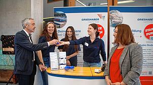 Erfolgreich war die dritte Bebit im Campus. Schulleiter Hans Peter Brugger und Andreea Naujeck von der WST (rechts) im Kontakt mit den ...