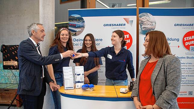 Erfolgreich war die dritte Bebit im Campus. Schulleiter Hans Peter Brugger und Andreea Naujeck von der WST (rechts) im Kontakt mit den ...