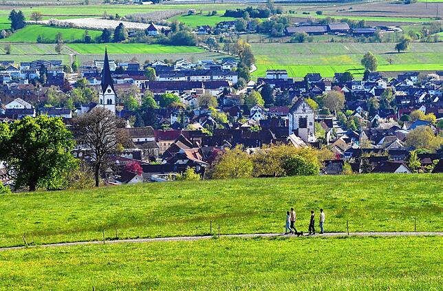 Spaziergang mit Ausblick: Am Osterwochenende zieht es in und um Markdorf viele Menschen ins Freie.