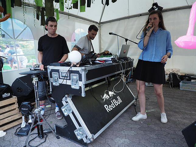 19:37 Uhr: Auf der Klimbim&Firlefanz-Stage gibt es nicht nur DJ-Musik, sondern auch kleinere Live-Auftritte. Hier spielen gerade Donna, ...