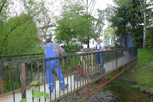 Ulrich (rechts) und Helmut Zeise bugsieren eine Maschine über die kleine Brücke beim Gewerbegebiet Untersiggigen, um sich die ...