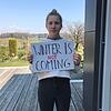 Madlen Beck von der Ortsgruppe Fridays for Future Bodensee streikt am Freitag von zuhause aus. Auf ihrem Plakat steht &bdquo;winter is ...