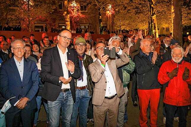 Applaus von den zahlreichen Radolfzeller Bürgern und den Kollegen aus der Politik: In vorderster Reihe klatschen OB Uli Burchardt aus ...
