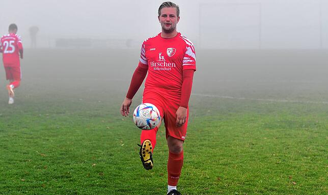 Ball jonglieren im Nebel: Viel Fußball gab es für Marvin Kalt und den FC Schlüchttal beim Derby gegen die SG Mettingen/Krenkingen nicht. ...