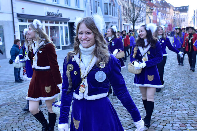 Bild 16: Die Katzenmusik marschiert in die Villinger Innenstadt ein