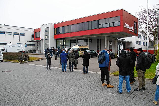 Bild 1: Lange Schlange am Gemeindeimpftag: Vor dem Milchwerk sammeln sich zahlreiche Impfwillige