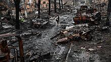 Mit schlimmen Erfahrungen aus Butscha und anderen Orten in der Ukraine kommen die Menschen nach Häusern und andere Gemeinden in Deutschland.