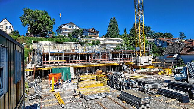 Ein Blick vom oberen Stock der Baucontainer auf die Baustelle: Im hinteren Teil des Grundstücks geht es gut voran.