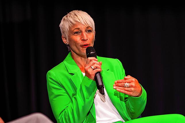 Christina Meckes bei der SÜDKURIER-Podiumsdiskussion zur Bürgermeisterwahl in der Stadthalle Hüfingen.