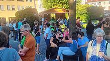 Die Besucher genießen die After-Work-Party des Markdorfer Kirchenchors und lassen es sich bei Cocktails, Musik und schönen Gesprächen ...