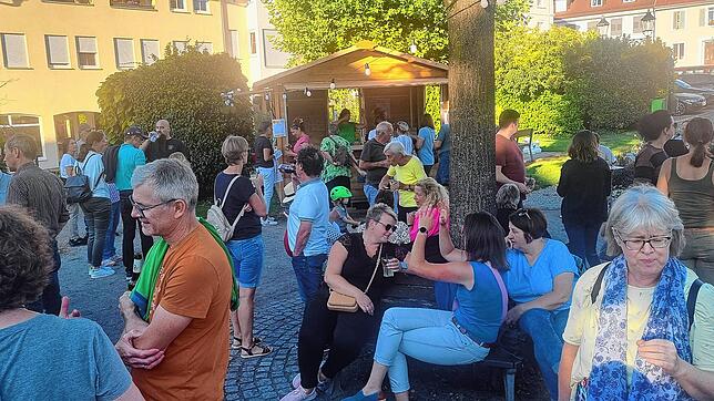 Die Besucher genießen die After-Work-Party des Markdorfer Kirchenchors und lassen es sich bei Cocktails, Musik und schönen Gesprächen ...