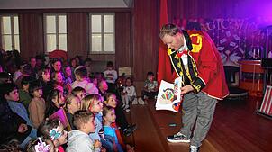 Der Magier Mathias Funke begeistert sein überwiegend junges Publikum im Gemeindesaal der evangelischen Kirche mit faszinierenden ...