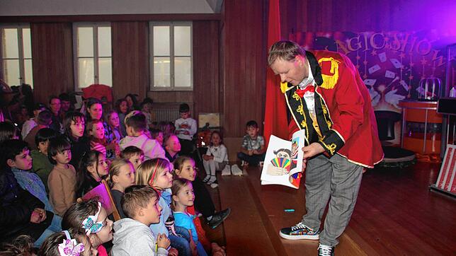 Der Magier Mathias Funke begeistert sein überwiegend junges Publikum im Gemeindesaal der evangelischen Kirche mit faszinierenden ...