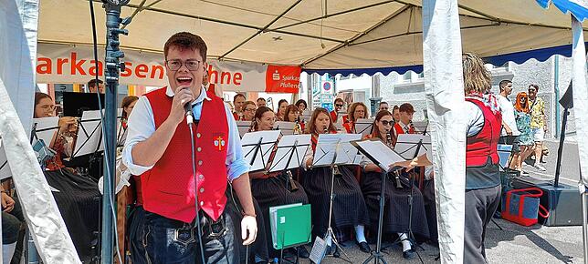 Bild 13: Am Sonntag strömen die Besucher nur so nach Meßkirch