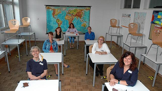 VHS-Leiterin Stephanie Krentze (rechts) und ihr Team freuen sich aufs Herbstsemester.