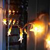 LED-Lichterketten haben die alten Glühbirnchen-Ketten abgelöst. Sinkende Preise für die Technik verleiten dazu, mehr Ketten aufzuhängen. ...