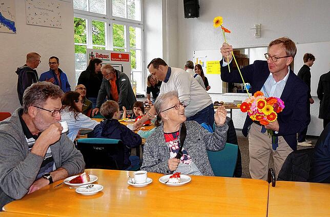 Blumen vom OB: Da der Kornhaustag mit dem Muttertag zusammen fiel, überreichte Oberbürgermeister Philipp Frank an Mütter Blumen, hier an ...