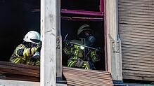 Bild : Die dritte Nacht des Konstanzer Großbrands: Immer wieder muss die Feuerwehr ran
