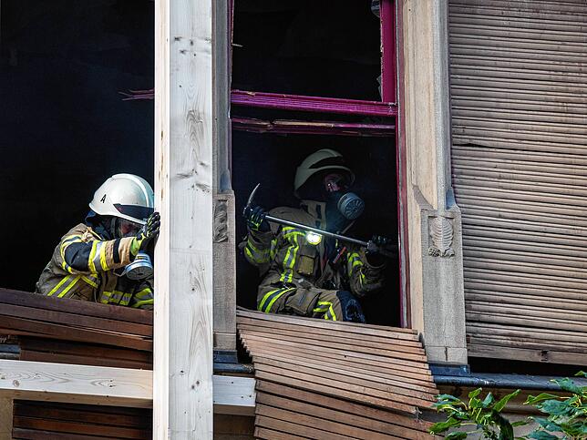 Bild 1: Die dritte Nacht des Konstanzer Großbrands: Immer wieder muss die Feuerwehr ran