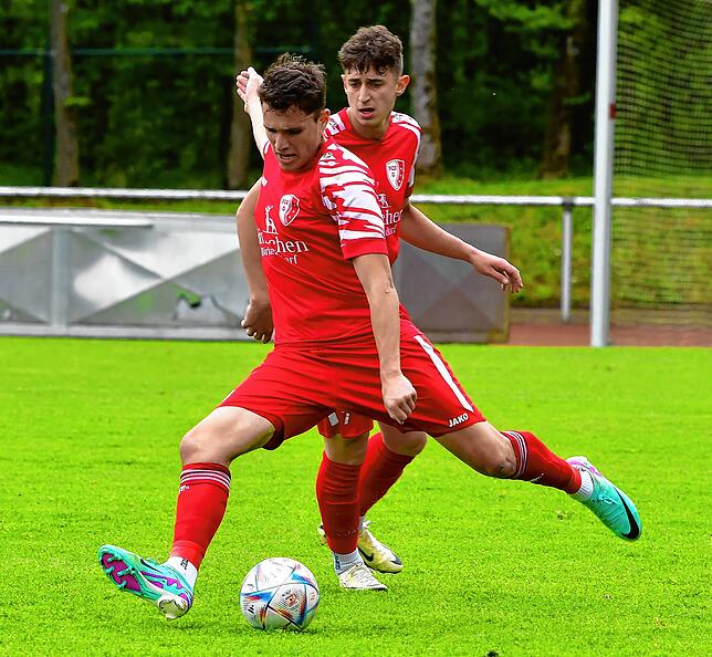 Premiere: Pedro Albicker (vorn auf dem Archivbild) gelang gegen den SV Waldhaus zwar das erste Saisontor für den FC Schlüchttal, doch am ...