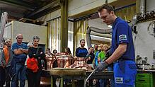 Der Schweißmeister Jens Kopp erhitzt ein rundes Werkstück aus Kupfer, das einmal Teil eines Brennhelms wird. Jede Destillationsanlage ...