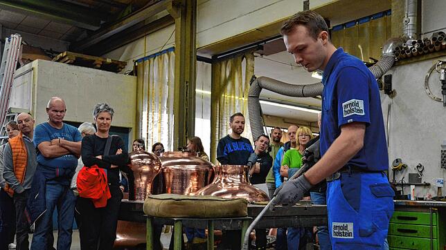 Der Schweißmeister Jens Kopp erhitzt ein rundes Werkstück aus Kupfer, das einmal Teil eines Brennhelms wird. Jede Destillationsanlage ...