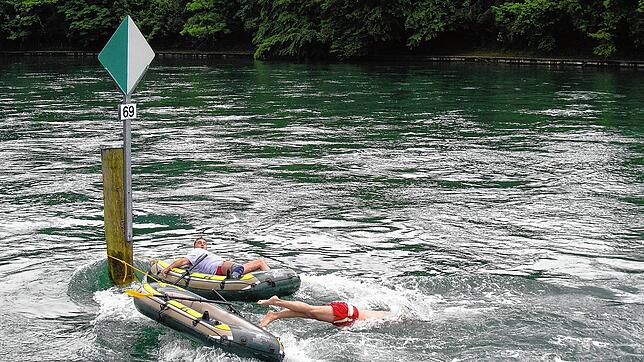 Eine Wiffe kann zur großen Gefahr werden, wenn sich zusammengebundene Boote darin veheddern – wie es hier Beamte der Seepolizei Thurgau ...
