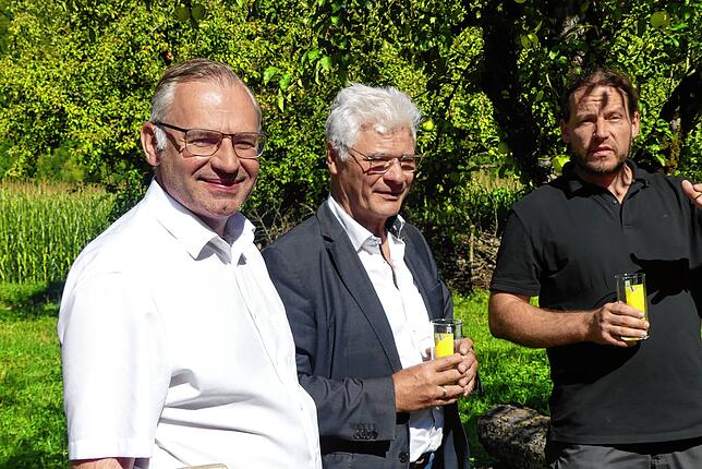 Der Europaabgeordnete Norbert Lins, der den Termin in Beuron anlässlich seiner Sommertour wahrnimmt, mit Klaus Burger und Markus ...